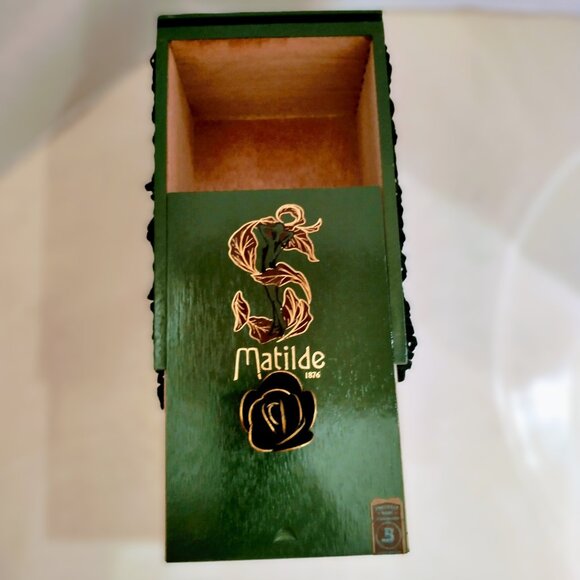 Suenos de Saundra Upcycled, RARE GREEN MATILDE, Cigar Box, Home Accent/Storage - Picture 5 of 11